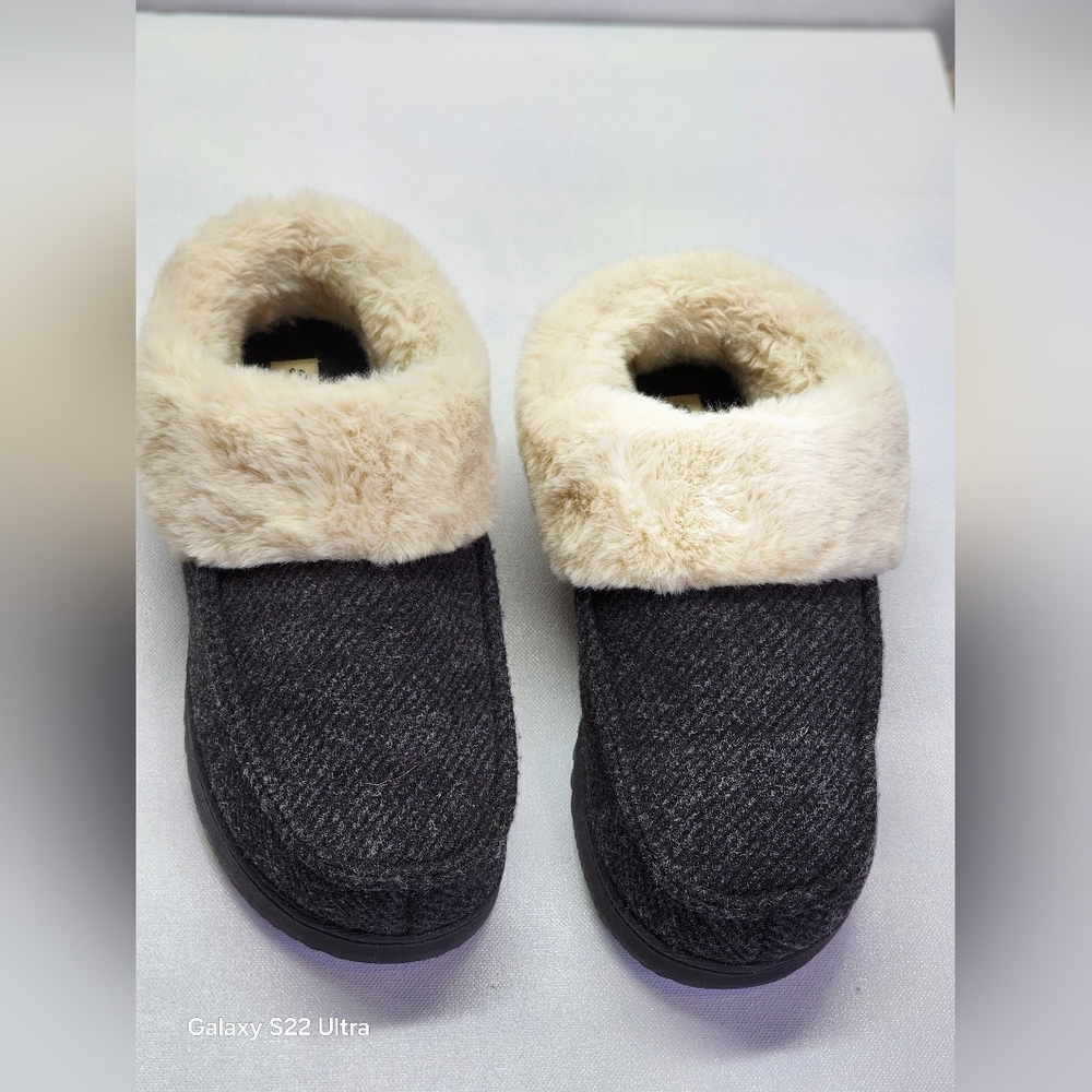 Dearfoams Cream Slippers with Plush Lining